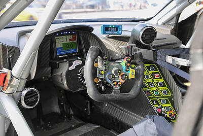 Paravan Technologie eingebaut in Rennwagen R8